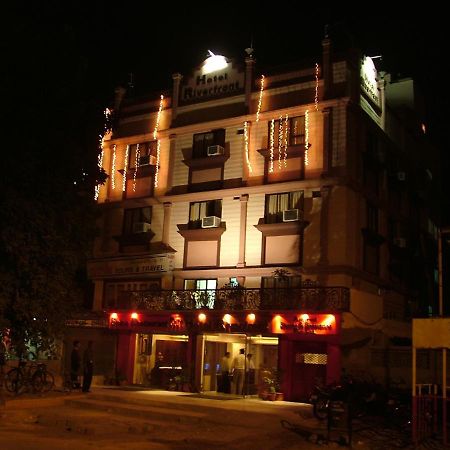 Hotel Riverfront อาเมดาบัด ภายนอก รูปภาพ