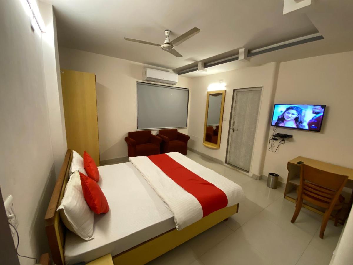 Hotel Riverfront อาเมดาบัด ภายนอก รูปภาพ