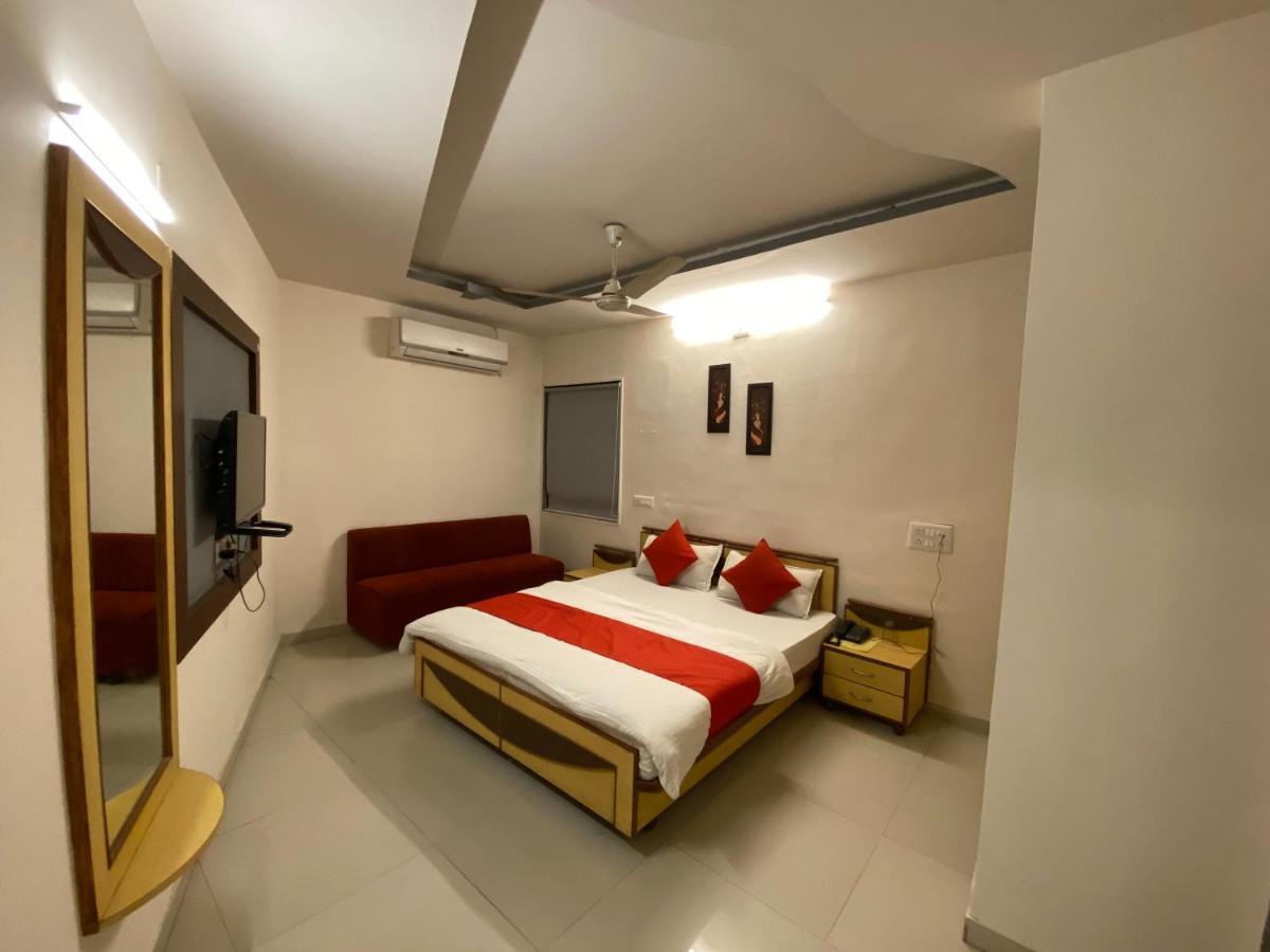 Hotel Riverfront อาเมดาบัด ภายนอก รูปภาพ