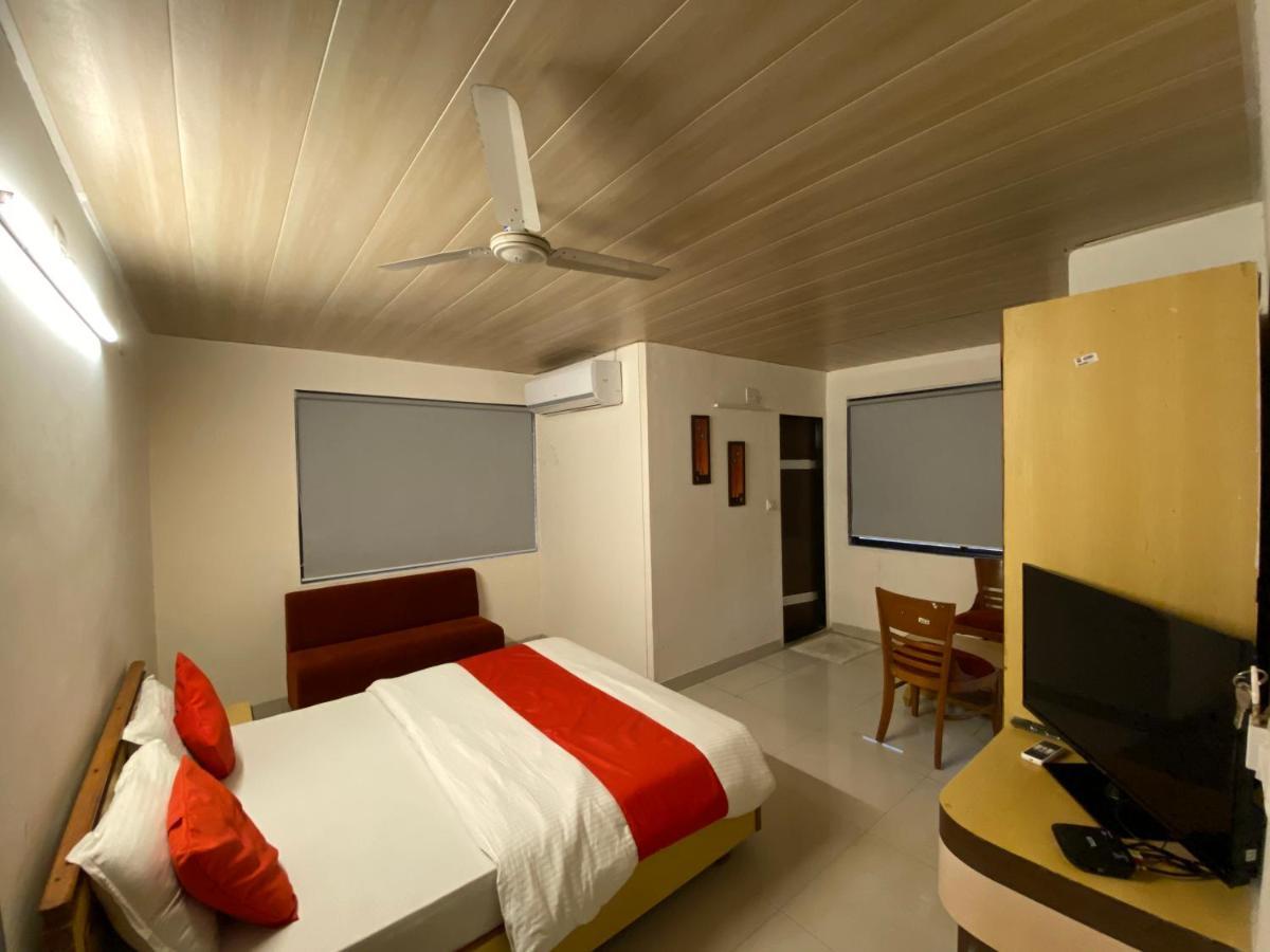 Hotel Riverfront อาเมดาบัด ภายนอก รูปภาพ