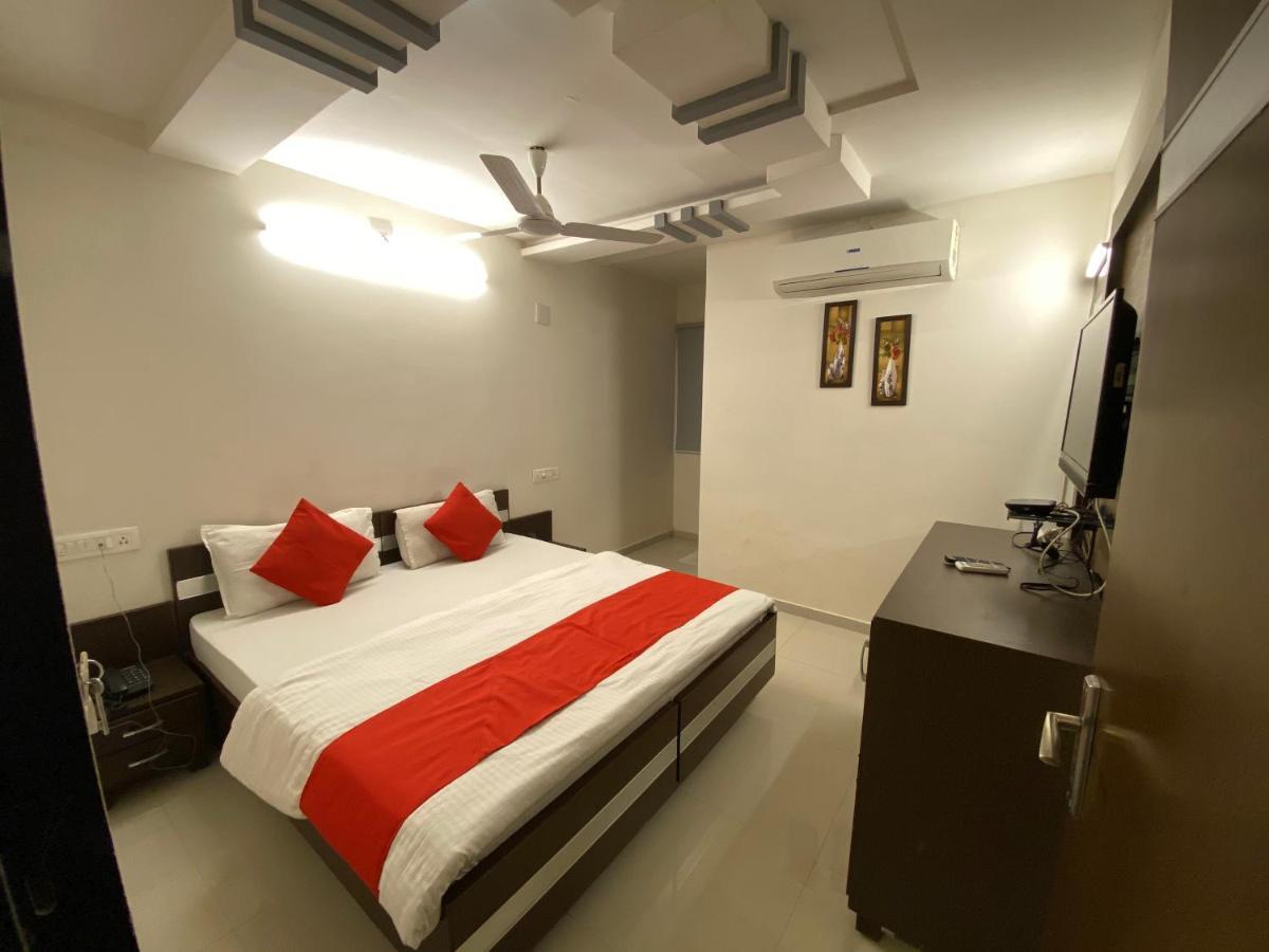 Hotel Riverfront อาเมดาบัด ภายนอก รูปภาพ