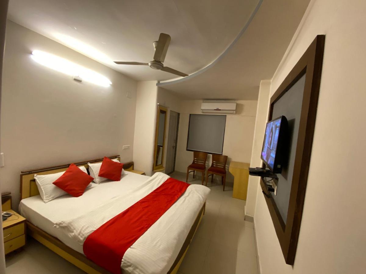 Hotel Riverfront อาเมดาบัด ภายนอก รูปภาพ