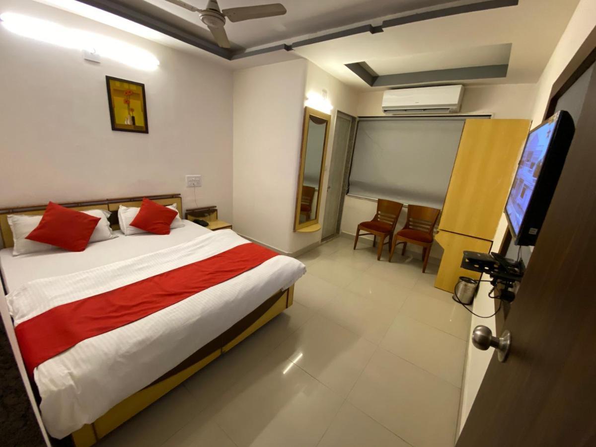 Hotel Riverfront อาเมดาบัด ภายนอก รูปภาพ