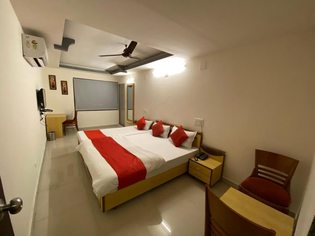 Hotel Riverfront อาเมดาบัด ภายนอก รูปภาพ